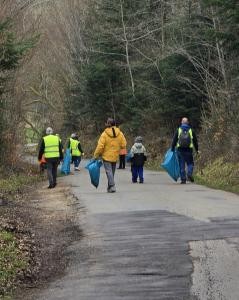 Helfer beim Müllsammeln im Wald