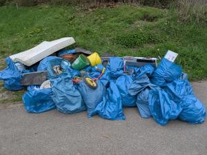 ein Haufen blauer Müllsäcke