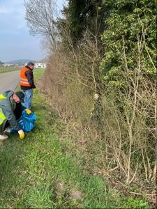 Helfer beim Müll einsammeln