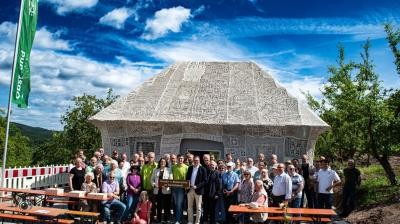 Gruppenbild aller Gäste vor dem Häkelhaus