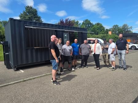 Handwerker und Bürgermeisterin vor dem Dräffcontainer