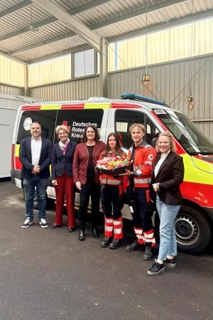 Bürgermeisterin und DRK Mitarbeiter vor dem Rettungswagen