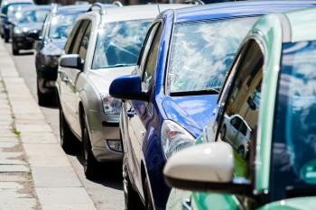Parkende Autos an einer Straße