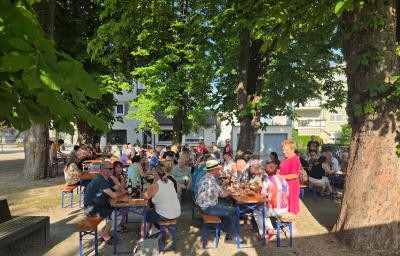 Gäste auf Bierbänken beim Dräff