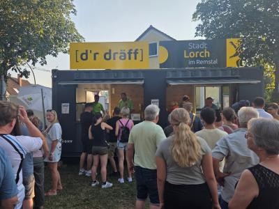 Besucher, die vor dem Dräff-Conatainer anstehen