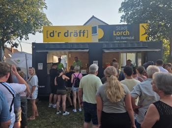 Schlangestehen vor dem Dräff-Container