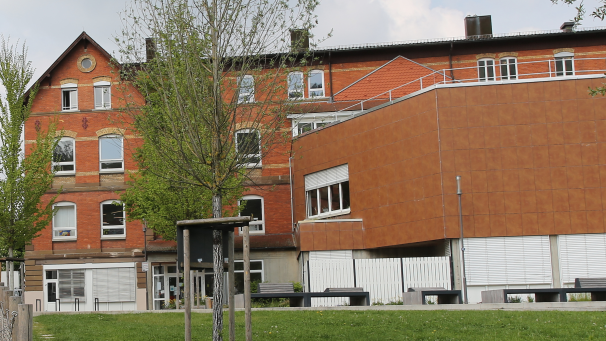 Eingang zum Kinder- und Jugendhaus LEO auf der Rückseite des Bürgerhauses